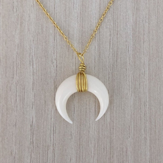 Collar Cuerno Mediano invertido de Plata con Baño de Oro y Hueso tallado a mano