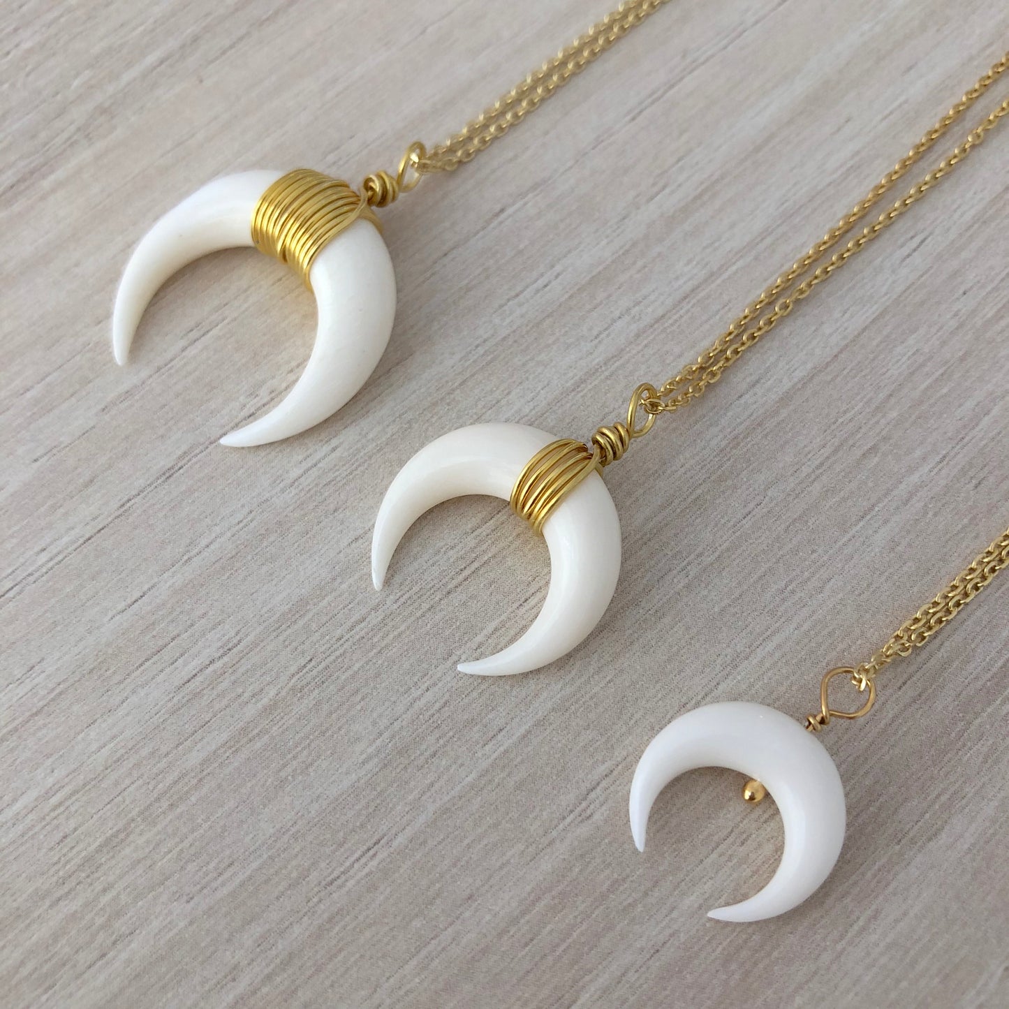Collar Cuerno pequeño invertido de Plata con Baño de Oro y Hueso tallado a mano