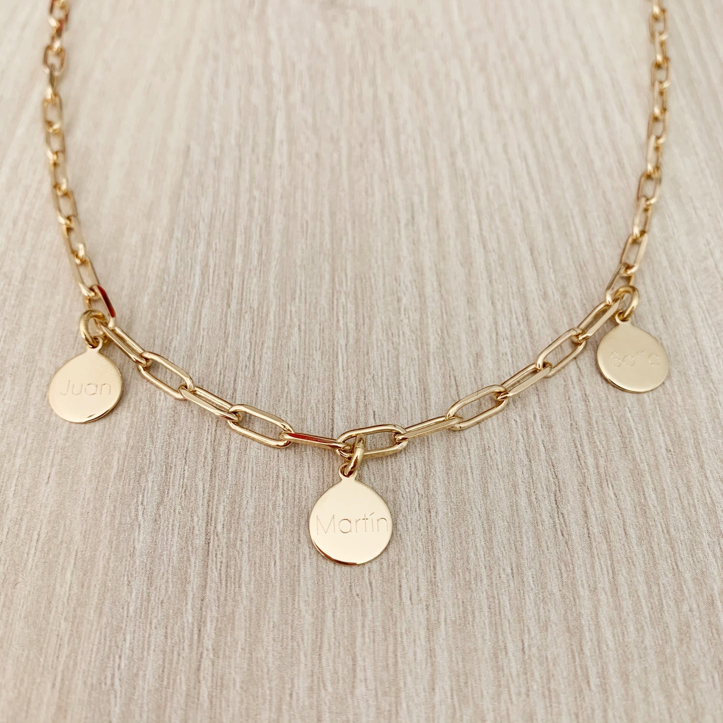 Collar Personalizado con Cadena Alargada con Baño de oro y tres medallas