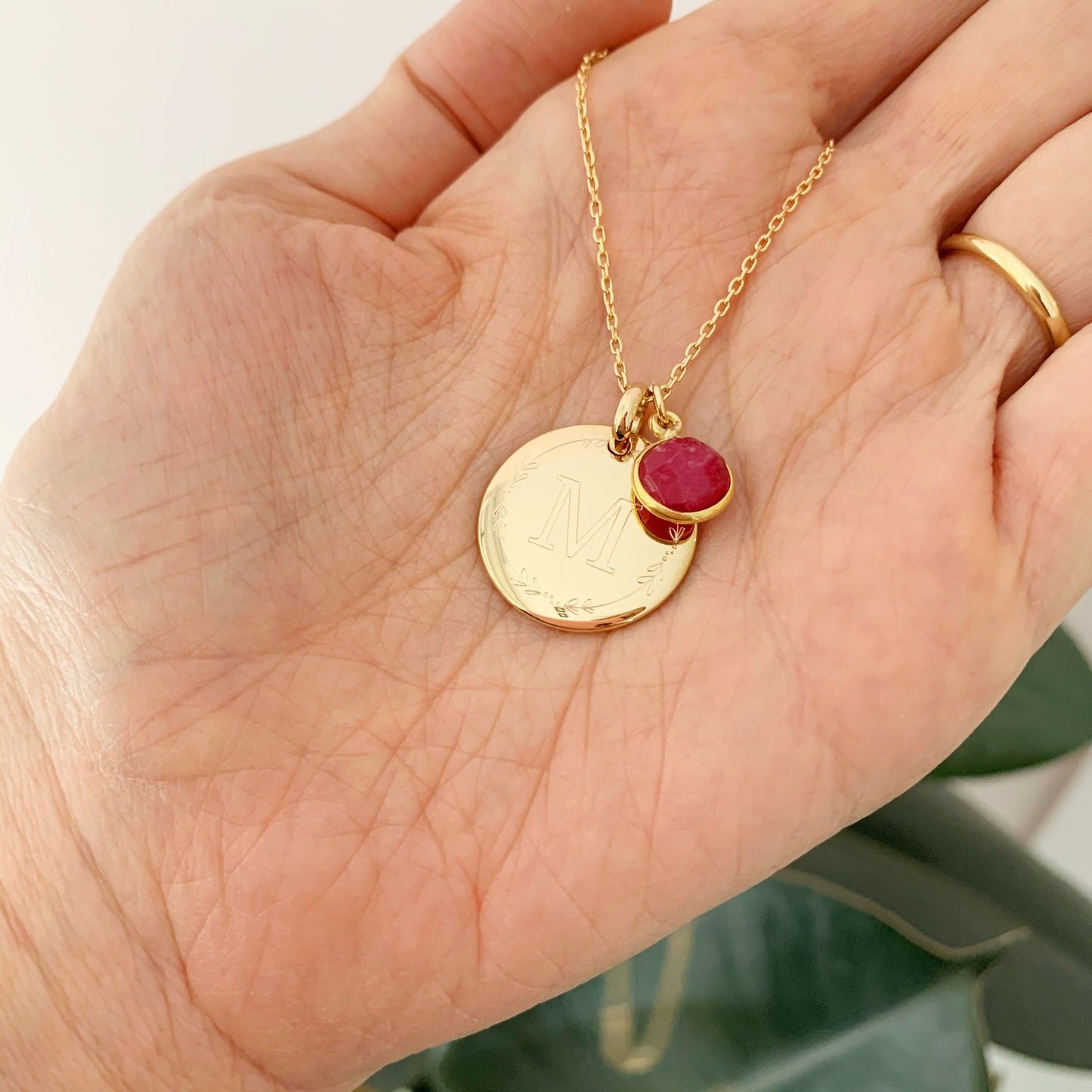 Collar Personalizado con Medalla grande con baño de Oro grabada y Piedra Semipreciosa
