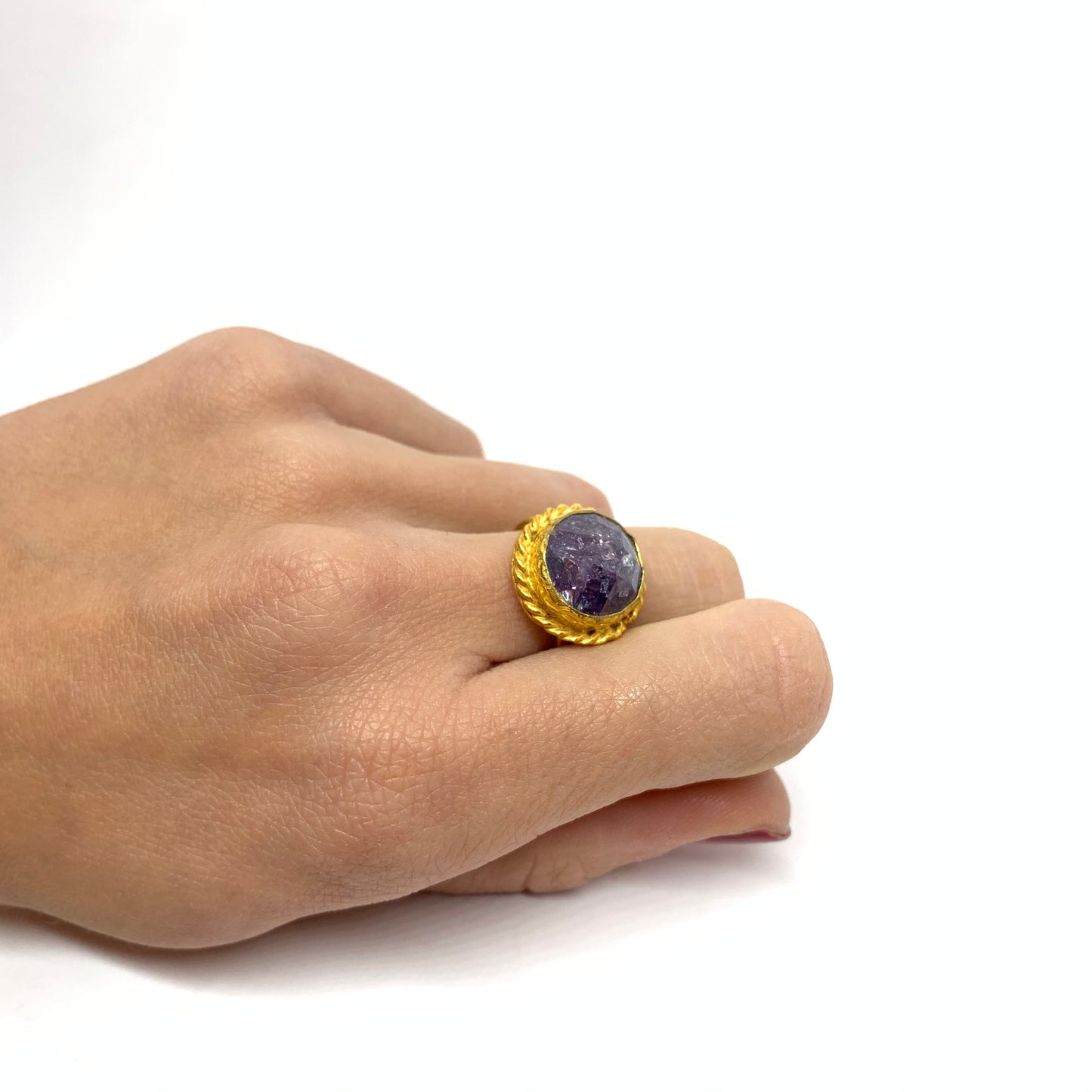 anillo circonita en mano