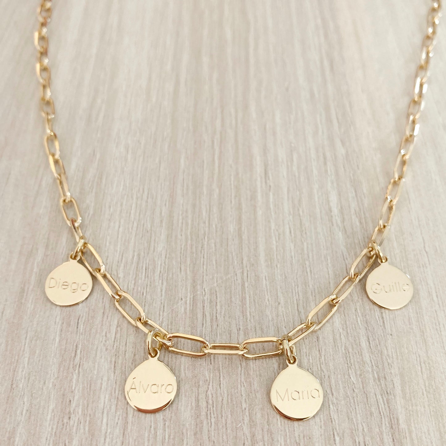 Collar Personalizado con Cadena Alargada con Baño de oro y cuatro medallas