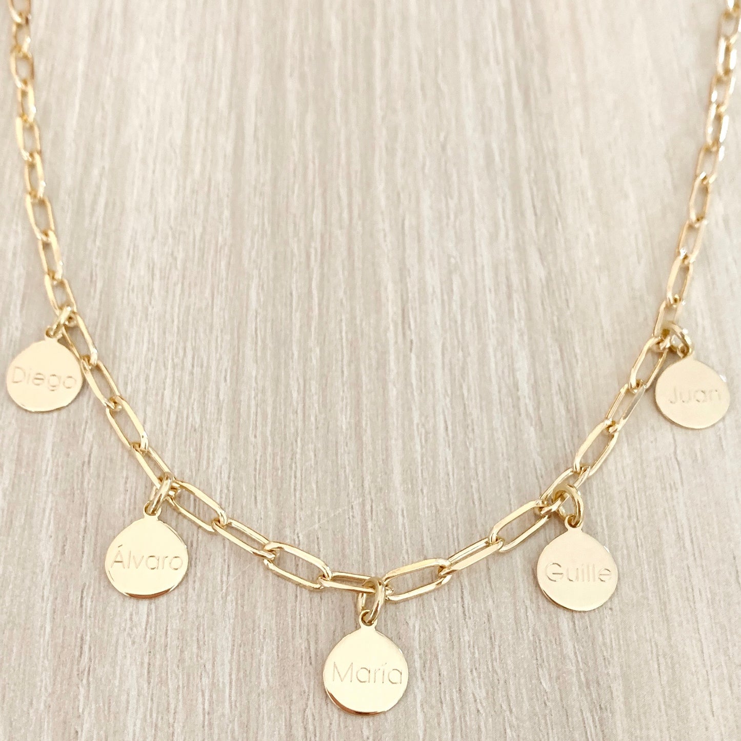 Collar Personalizado con Cadena Alargada con Baño de oro y cinco medallas