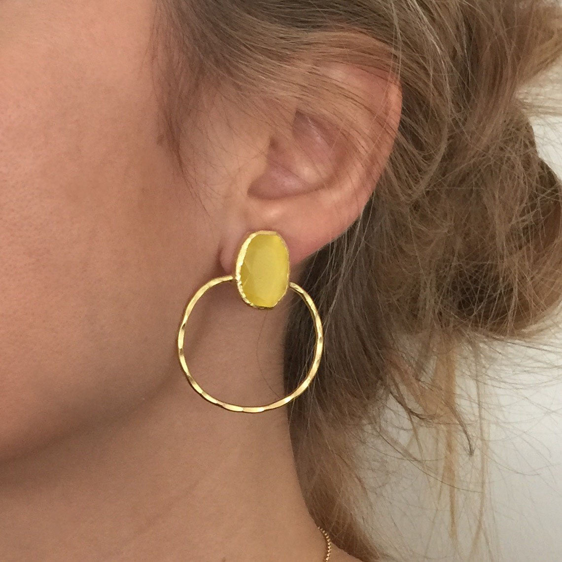 Pendientes fiesta piedra amarillo y baño de oro_modelo