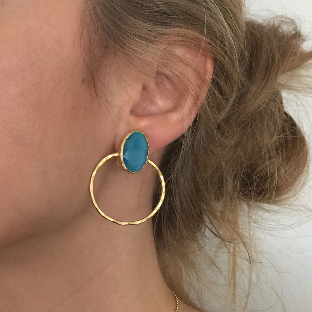 Pendientes fiesta piedra azul y baño de oro_modelo