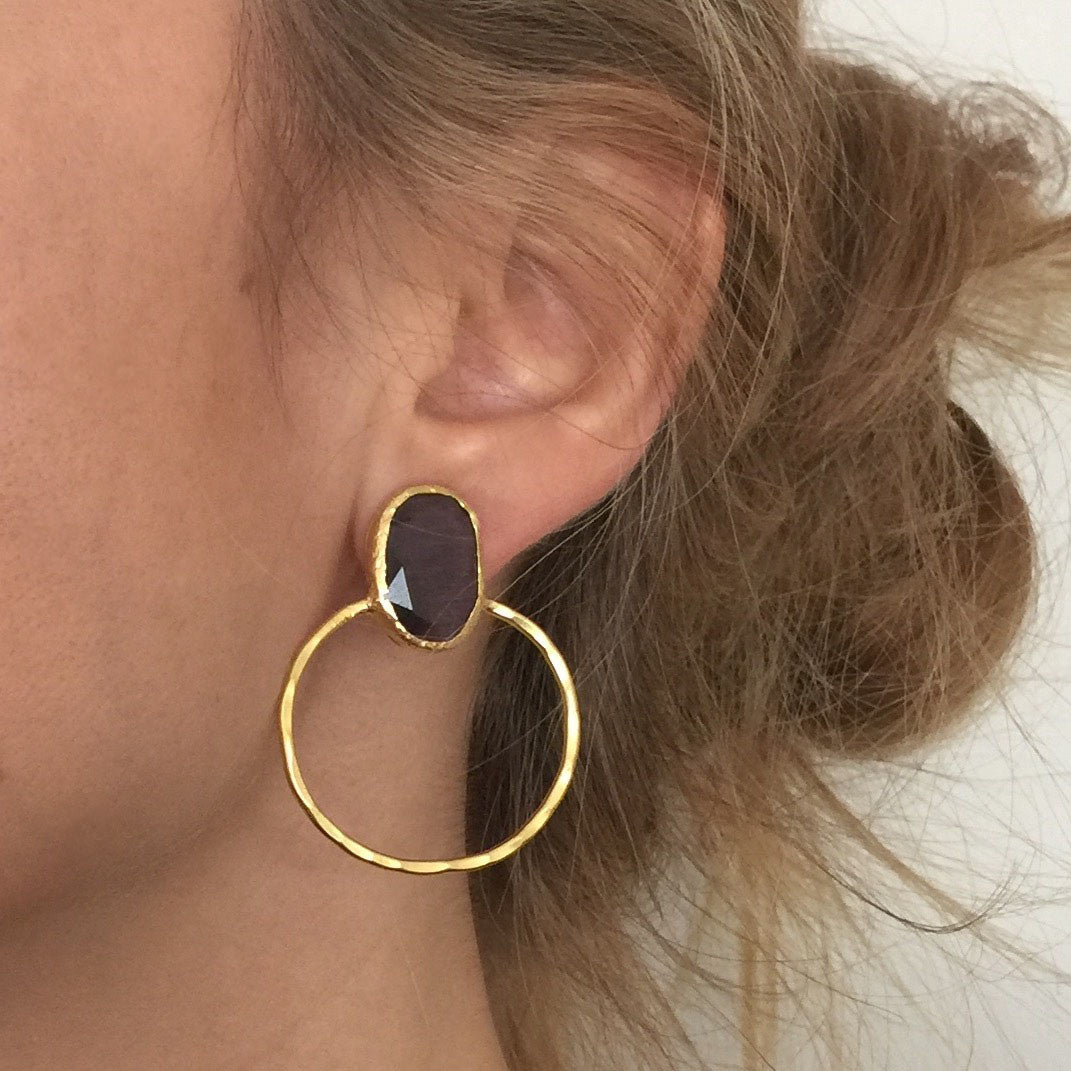 Pendientes fiesta piedra morada y baño de oro_modelo