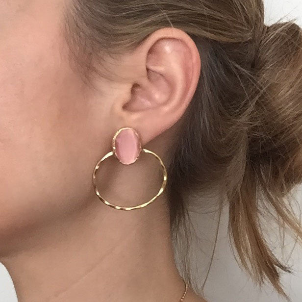 Pendientes fiesta piedra rosa y baño de oro_modelo