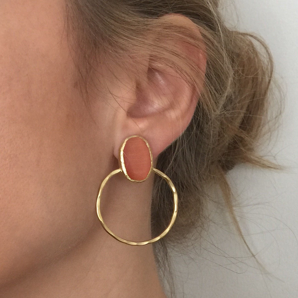 Pendientes fiesta piedra salmón y baño de oro_modelo