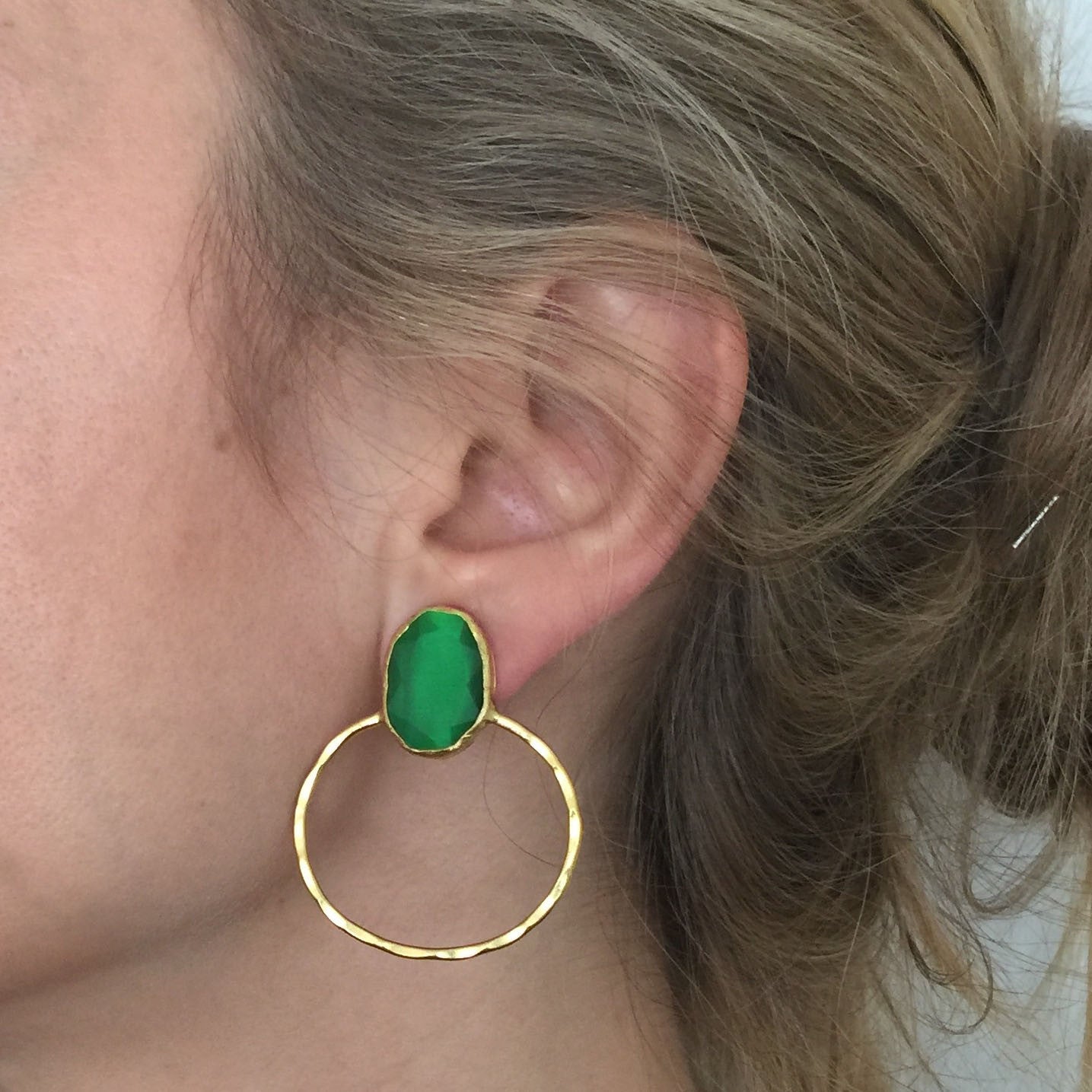 Pendientes fiesta piedra verde y baño de oro_modelo