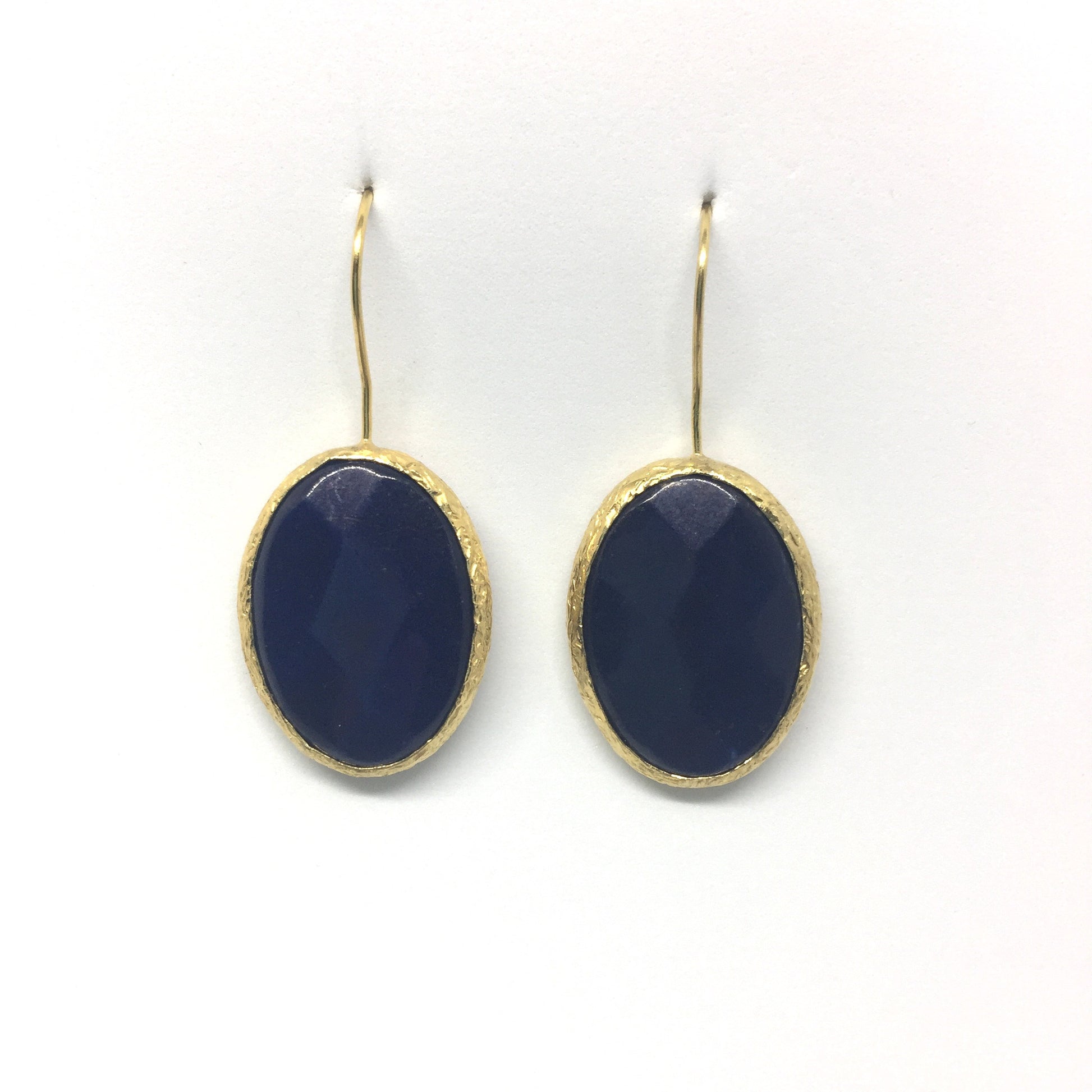 Pendientes con piedras colgantes de color azul marino