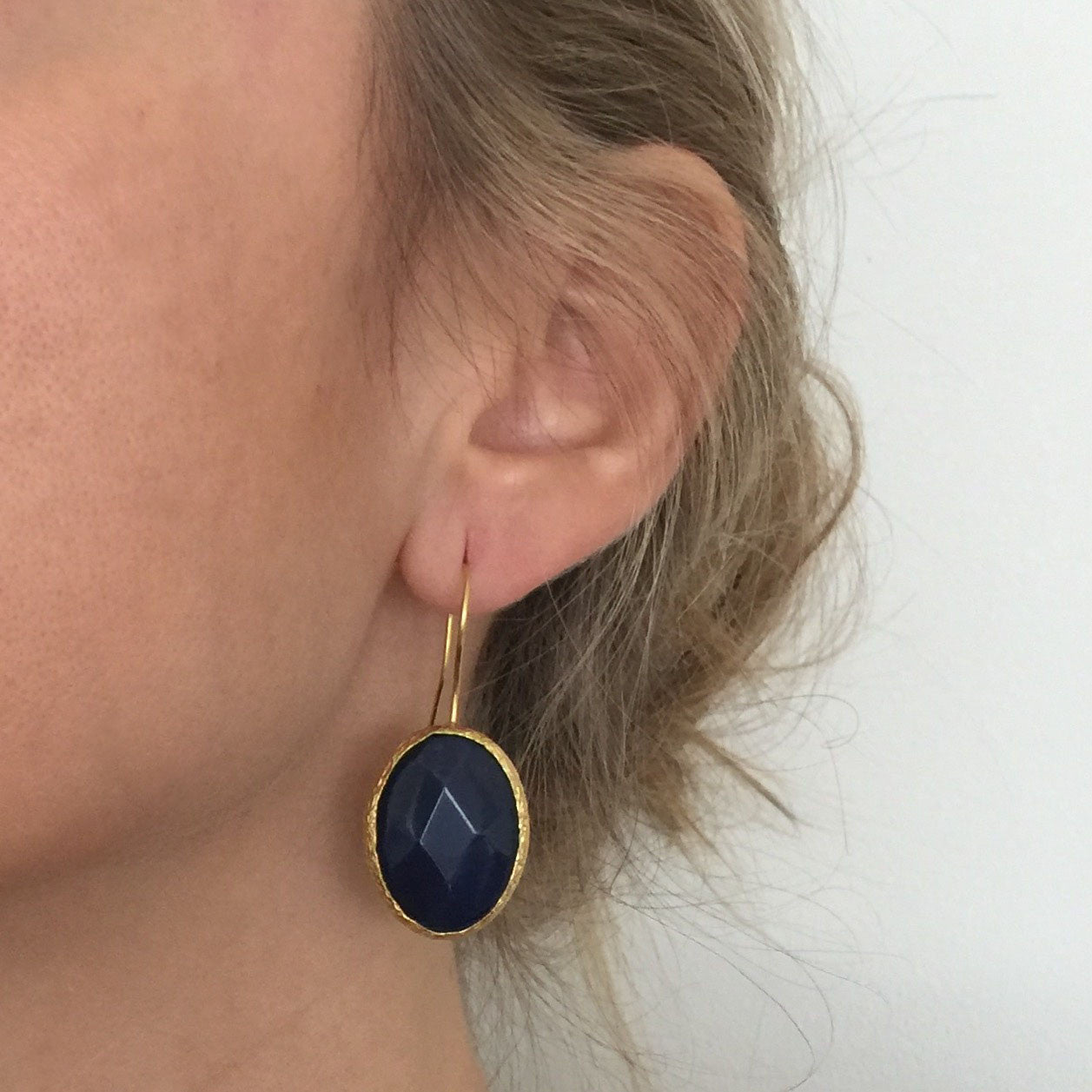 Pendientes con piedras colgantes de color azul marino_modelo