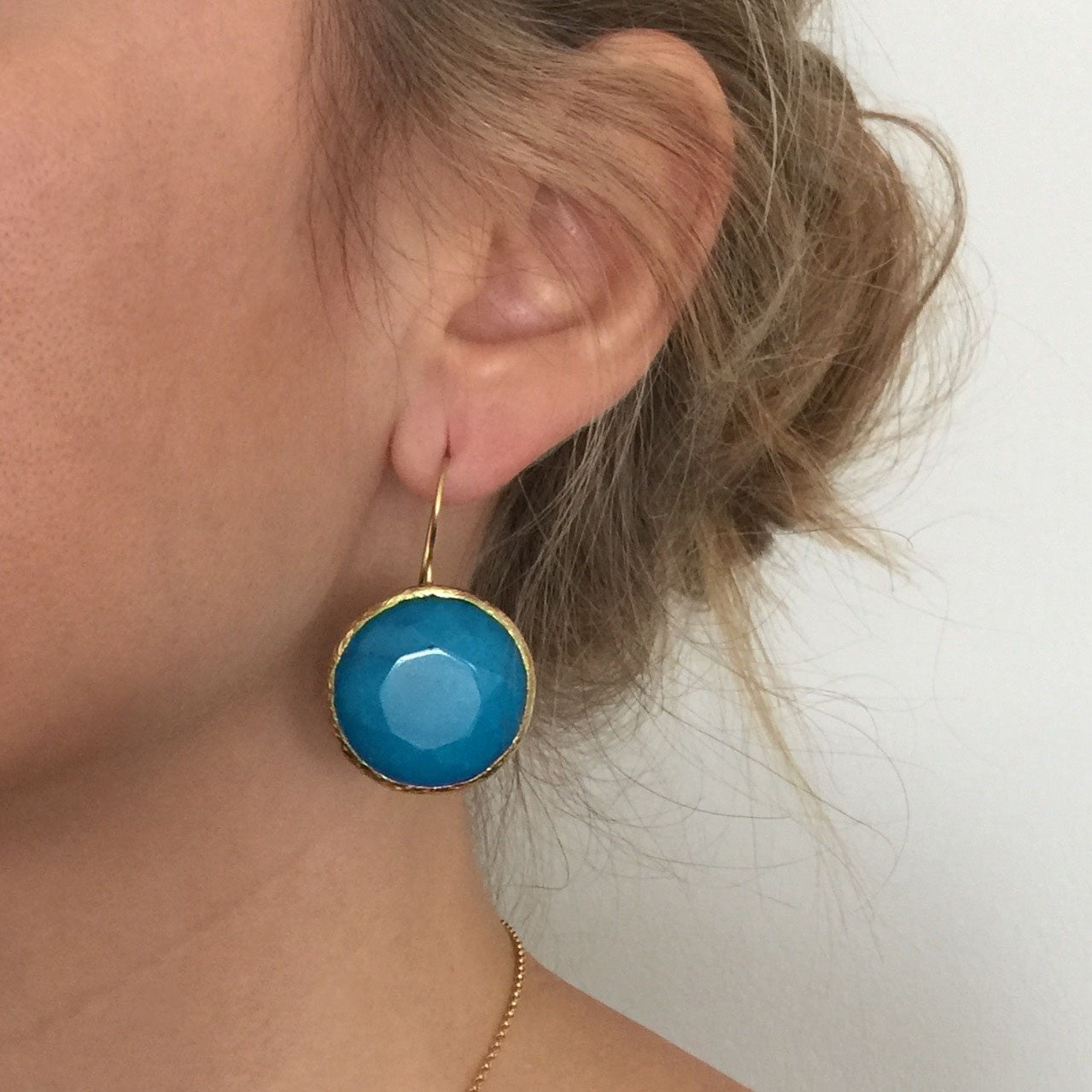 Pendientes con piedras colgantes de color azul_modelo