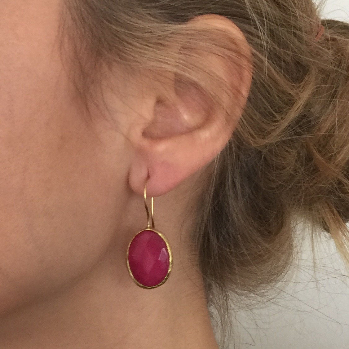 Pendientes con piedras colgantes de color rosa_modelo