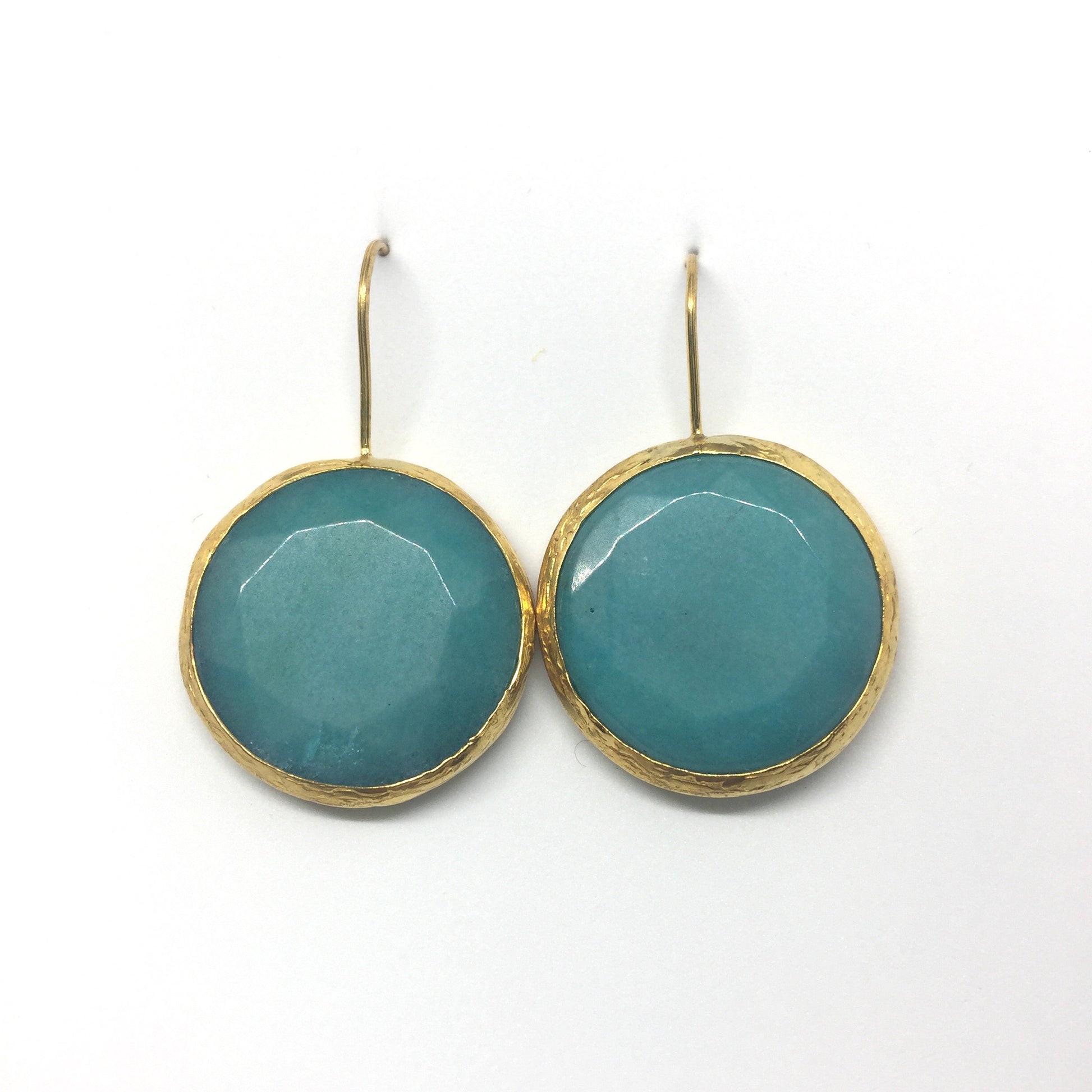 Pendientes con piedras colgantes de color turquesa
