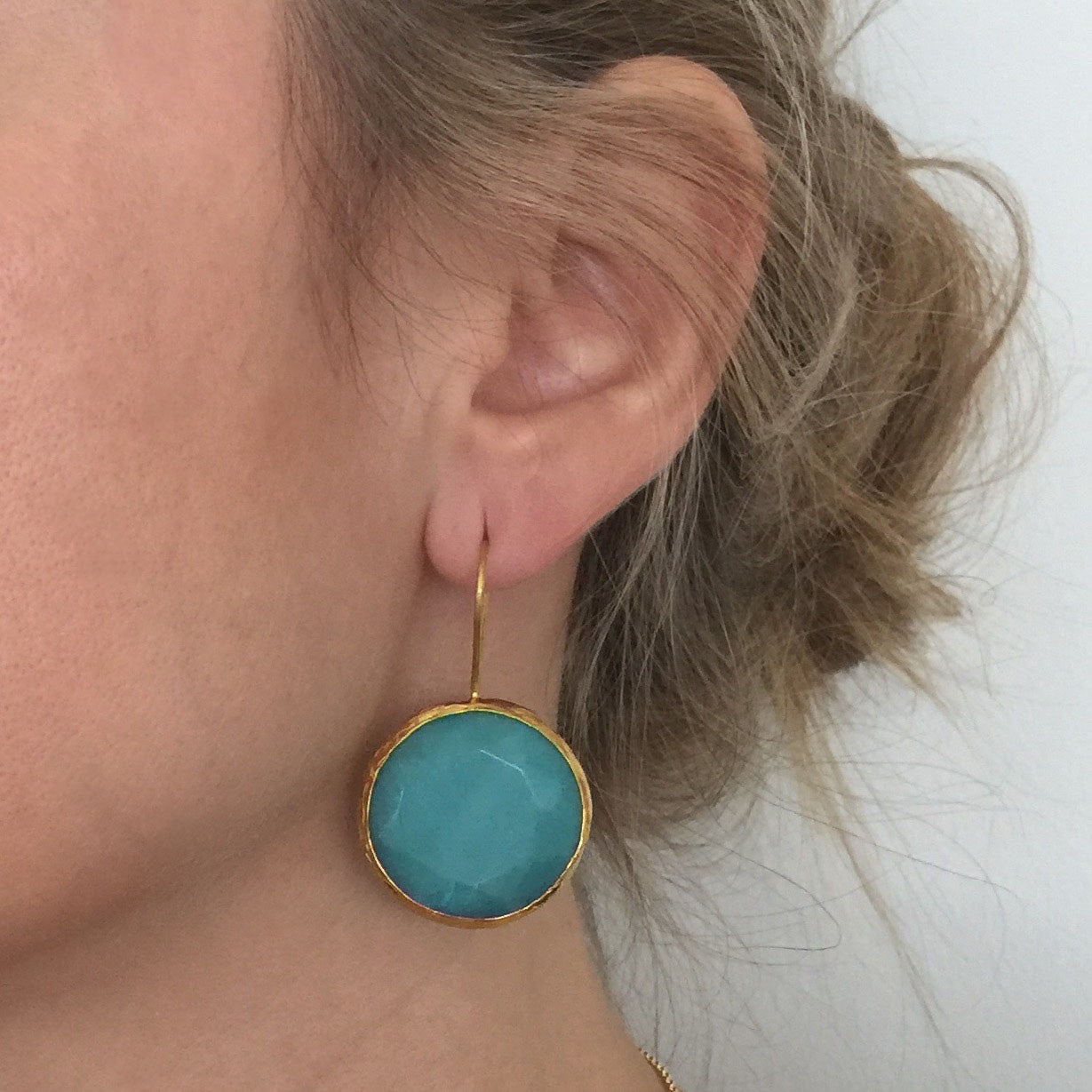 Pendientes con piedras colgantes de color turquesa_modelo