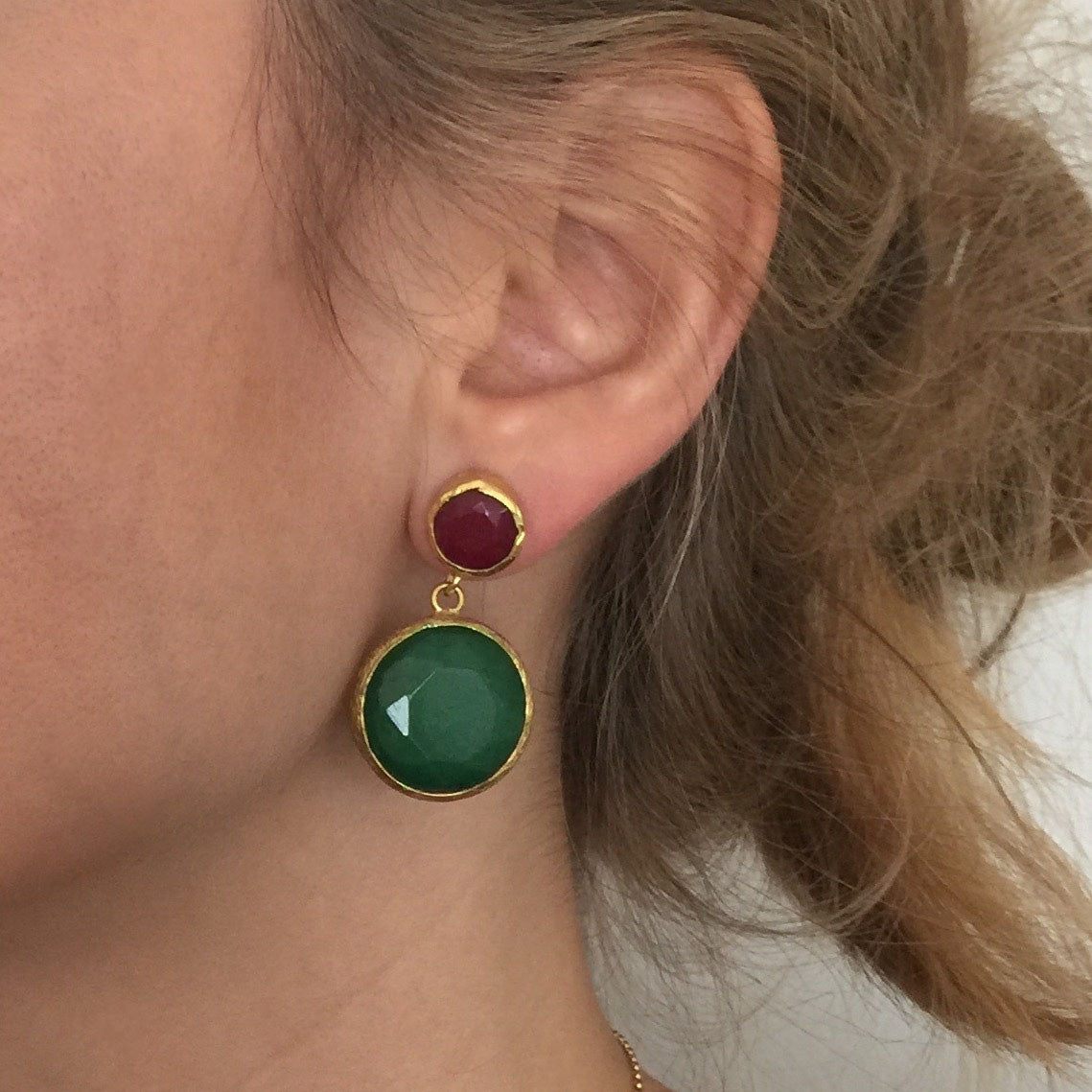 Pendiente dos piedras de colores rosa y verde_modelo