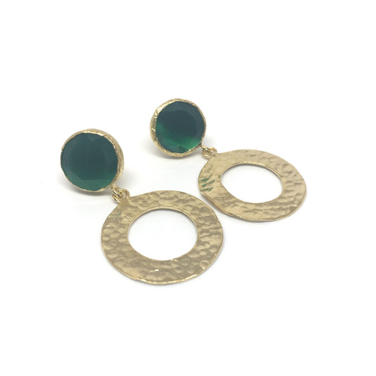Pendiente piedra verde y disco con baño de oro