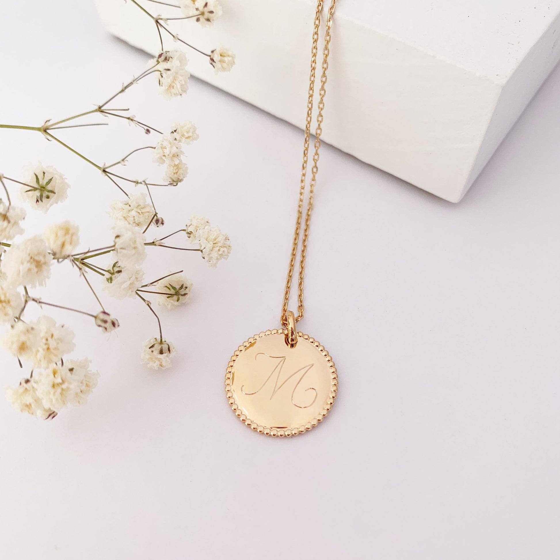 Collar Personalizado con Medalla contorneada con baño de Oro