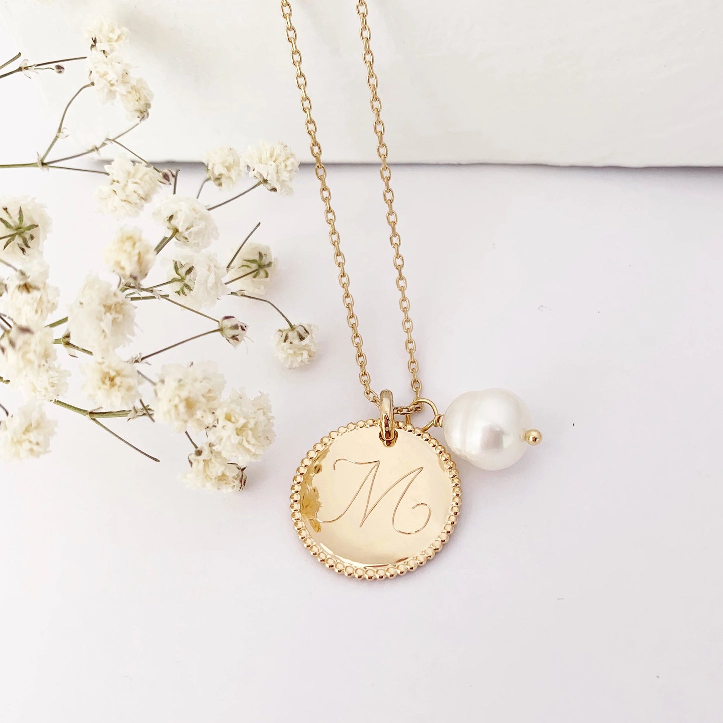 Collar con Medalla contorneada con baño de Oro Personalizado con Inicial y Perla - MG Atelier