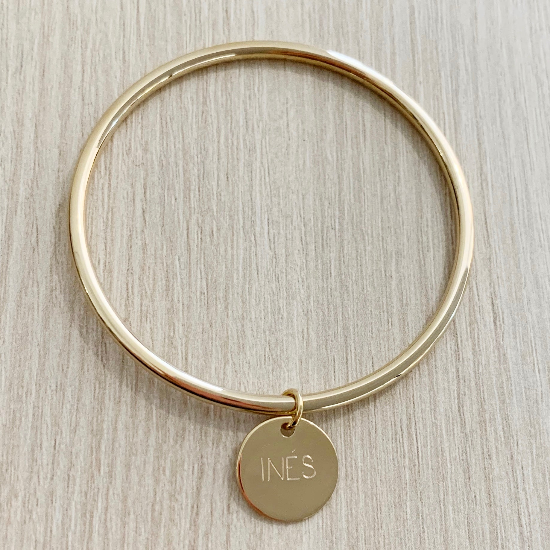 Pulsera Aro Rígido Personalizado con Baño de oro y una medalla