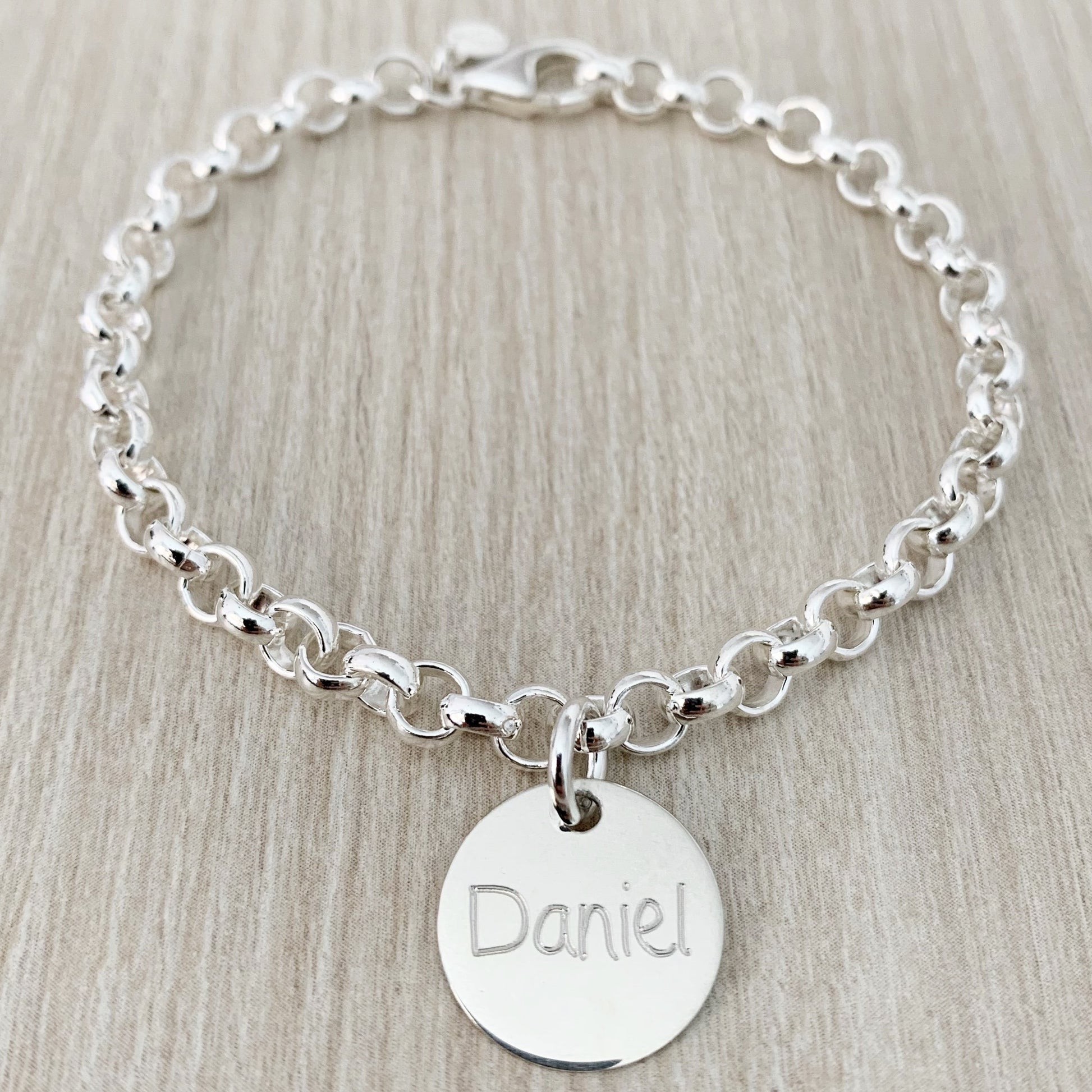 Pulsera Personalizada con Cadena Rolo de Plata con una medalla