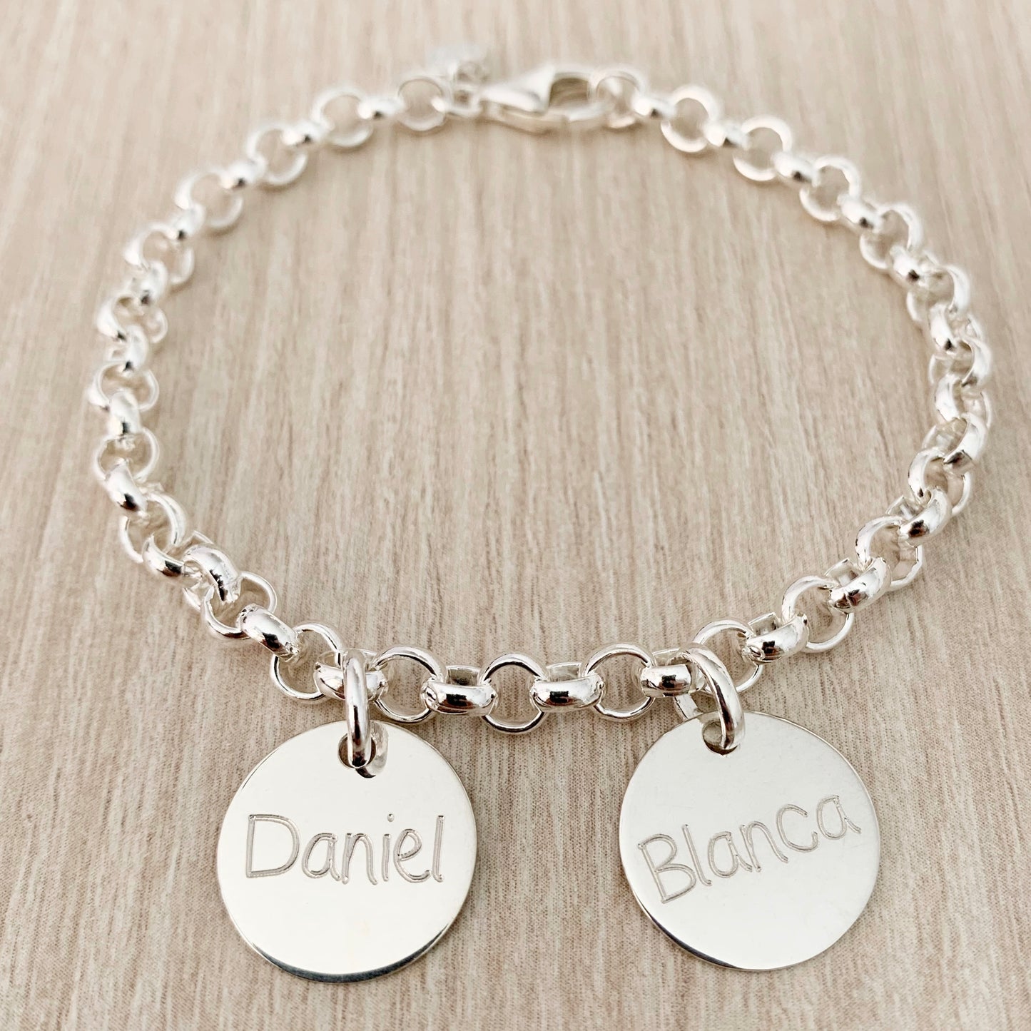 Pulsera Personalizada con Cadena Rolo de Plata con dos medallas