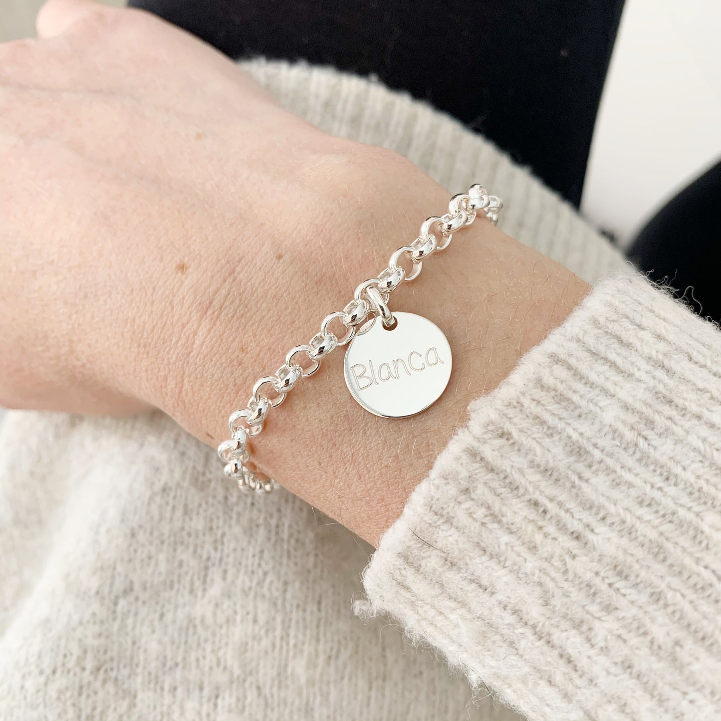 Pulsera Personalizada con Cadena Rolo de Plata con una medalla