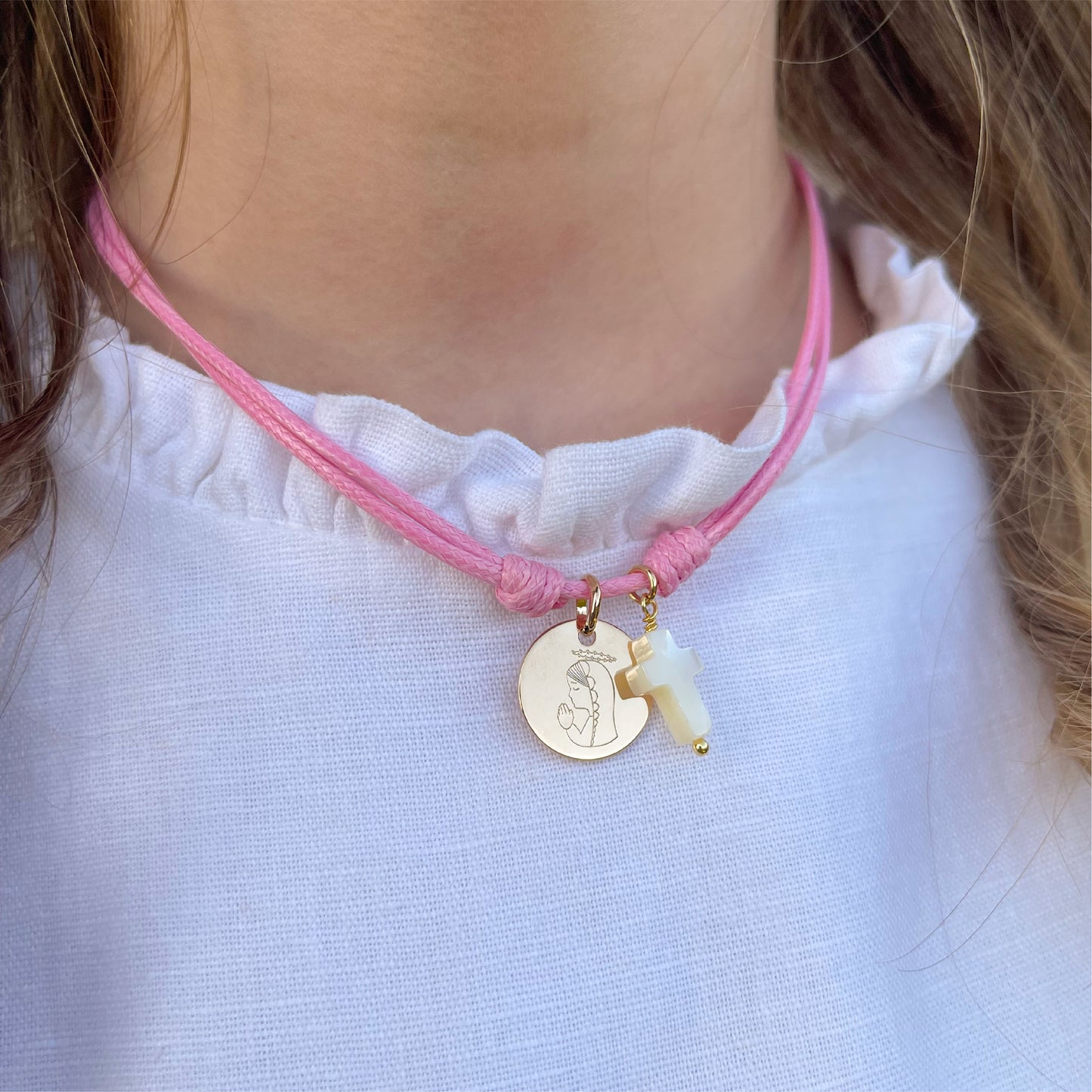 Collar Cordón con Medalla con Baño de Oro con Virgen Niña y Cruz de Nácar personalizable