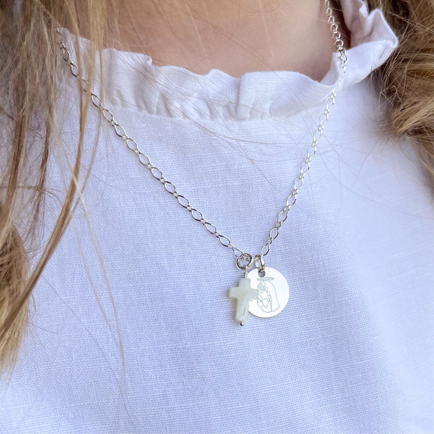 Collar Personalizado de Plata con Cadena Rombos, Medalla Virgen Niña y Cruz de Nácar
