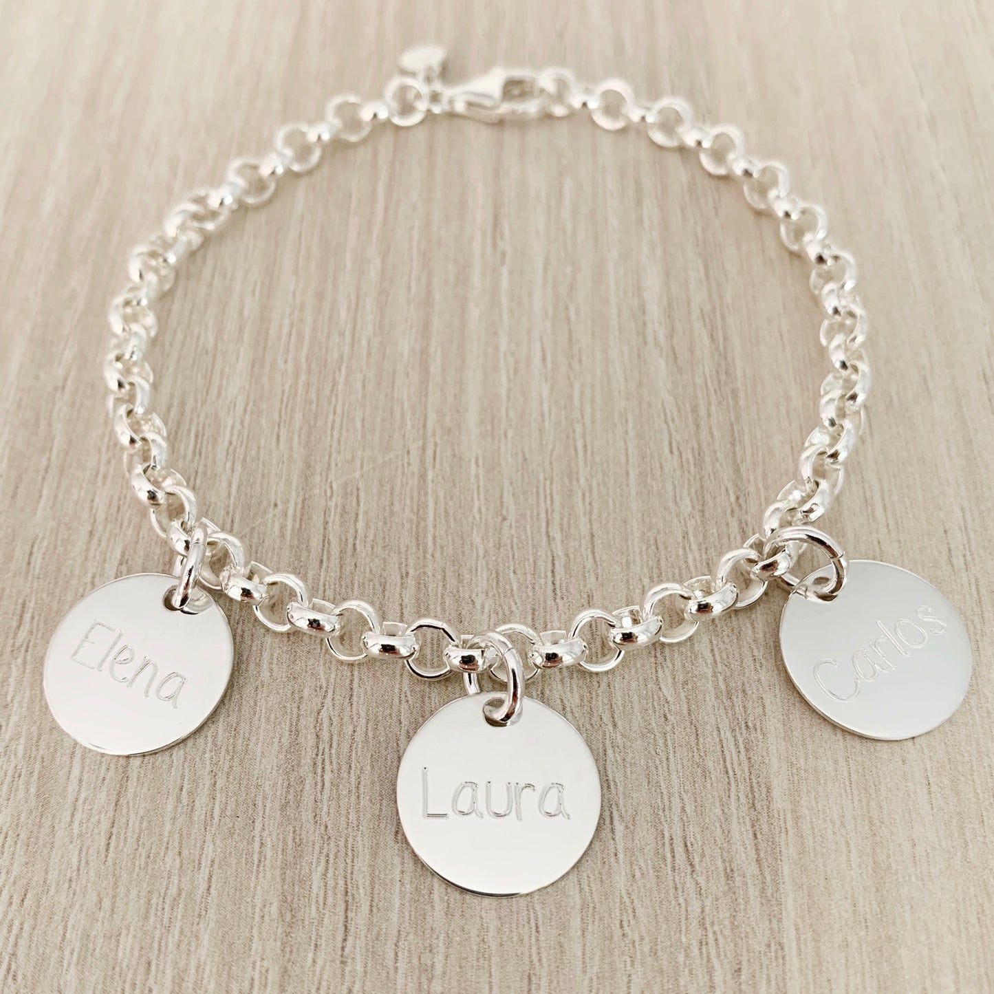 Pulsera Personalizada con Cadena Rolo de Plata con tres medallas