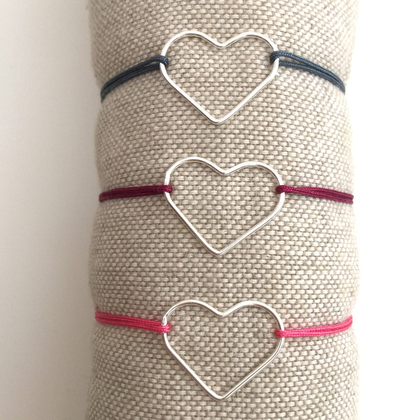 Pulsera corazón de plata con baño de oro y cordón de colores